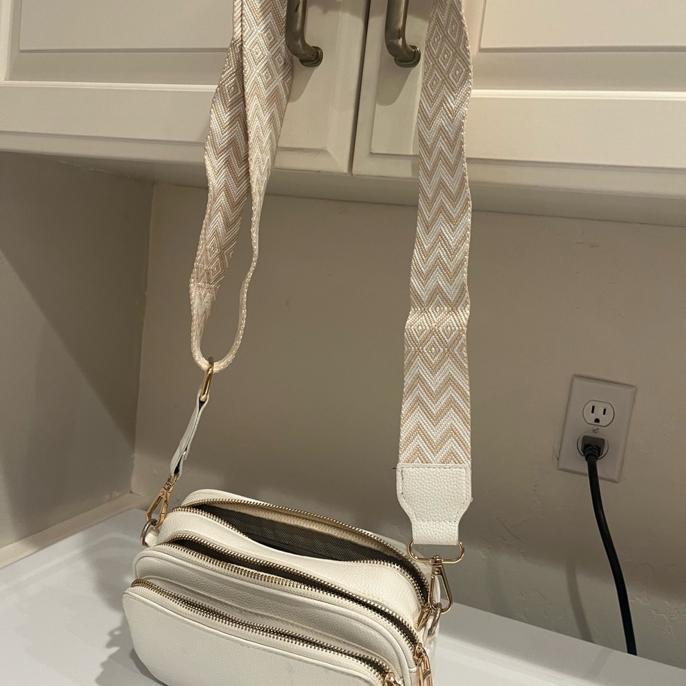 Sophisticated‎ White Crossbody Bag with Classic Design